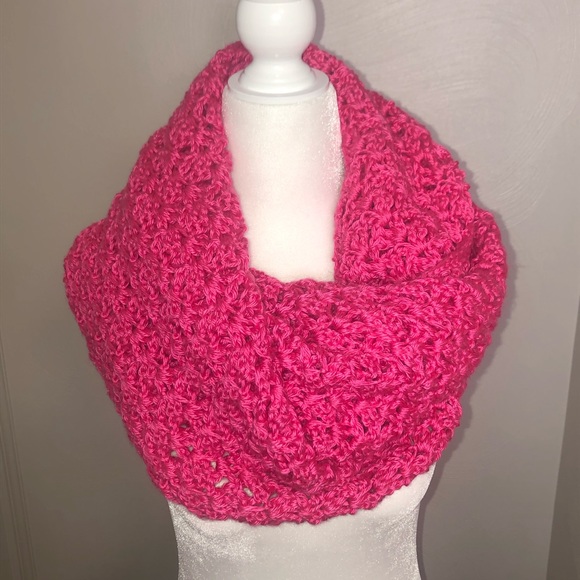 NEW Hand stitched woman’s pink infinity scarf - Picture 2 of 6